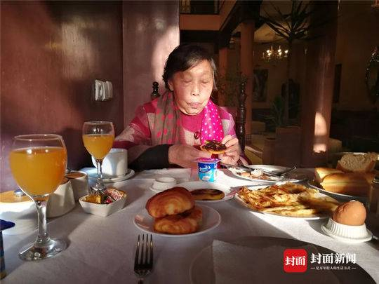 旅行途中，母子俩的食物还算丰盛。