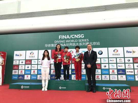 　　五枚奥运金牌获得者陈若琳以裁判长身份，为运动员颁奖。小将张家齐获得女子十米台冠军。　马元豪 摄