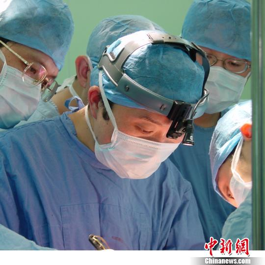 　　上海神经外科专家毛颖教授团队通过创新外科术式改道脑血流，并多年改进、完善与推广，其研究成果大大改观了中国脑血管病的诊疗面貌，造福了众多病患；同时，相关技术还成为国际标准术式。　芊烨　摄