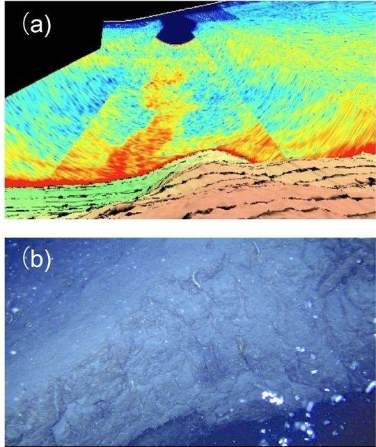 图a红色羽状纹是一种异常水流；图b是异常气泡；由遥控探测车在该熔岩穹丘上观测得到（神户大学）