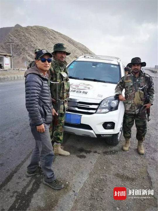 2017年3月，李亚西（左）在巴基斯丹。