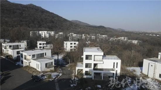 △所谓的 “ 老山别墅项目 ” 其实是机场用地 记者 李恒毅 摄