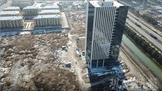 △ “ 江北智慧城 ” 项目现场荒草遍地 记者 李恒毅 摄