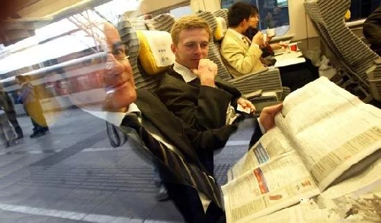 ▲外国人体验中国高铁。