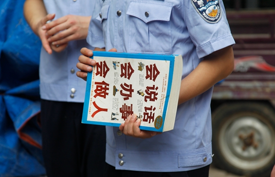 &nbsp;2017年8月15日，郑州市郑东新区在一场打击传销专项行动中缴获的传销书籍。视觉中国供图