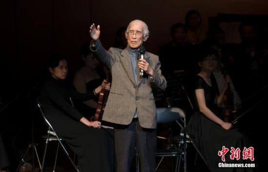 　　2013年12月29日，“2013两岸诗会桂冠诗人颁奖礼暨《乡愁》主题交响乐诗会”上，余光中朗诵《乡愁》。 中新社记者 骆云飞 摄