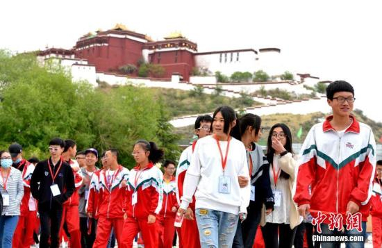 资料图：西藏布达拉宫脚下的拉萨中学师生。中新社记者 李林 摄