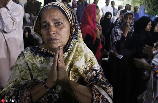  一位巴基斯坦女性哀悼她在恐怖袭击中丧生的亲属（东方IC图）