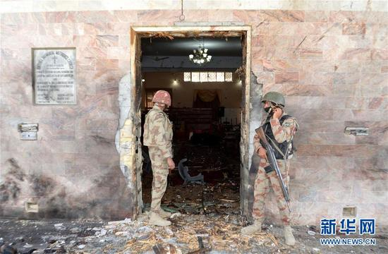  2017年12月17日，士兵在巴基斯坦奎达的受袭教堂外执勤。巴基斯坦西南部俾路支省首府奎达一座教堂17日遭袭，现场发生爆炸和激烈交火，已有至少8人死亡（新华网 图）