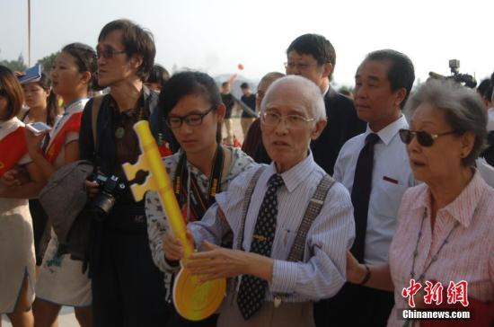 　　2012年10月16日，著名乡愁诗人余光中回到家乡福建泉州，入住位于泉州华光摄影艺术职业学院的“世界文化名人村”，成为“世界文化名人村”的首位“村民”。图为余光中和夫人接过代表开启“世界文化名人村”余光中馆的钥匙。 中新社记者 陈龙山 摄