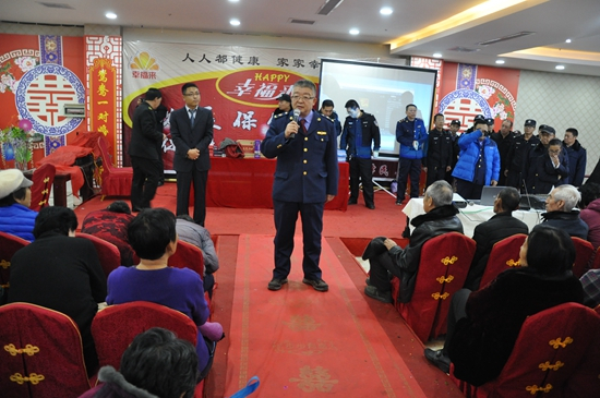 &nbsp;&nbsp;&nbsp;郝如翔在保健品营销现场进行科普&nbsp;安泽娣/摄&nbsp;