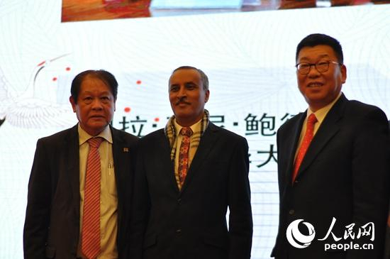 尼泊尔驻华大使利拉·马尼·鲍德尔（Leela&nbsp;Mani&nbsp;Paudyal）（中）与毛里求斯驻华大使李淼光（Lee&nbsp;Miao&nbsp;Kwong）（左一）获聘察哈尔学会国际咨询委员会委员