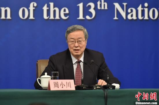 　　十三届全国人大一次会议新闻中心于3月9日上午10时在梅地亚中心多功能厅举行记者会，邀请中国人民银行行长周小川，副行长易纲，副行长、国家外汇管理局局长潘功胜就“金融改革与发展”相关问题回答记者提问。中新社记者 李卿 摄