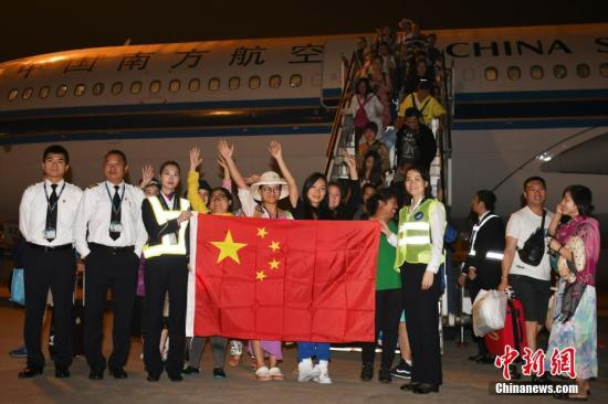 　　11月30日早晨5点43分许，滞留巴厘岛213名中外旅客乘CZ6066航班飞抵深圳宝安国际机场。中新社记者 陈文 摄