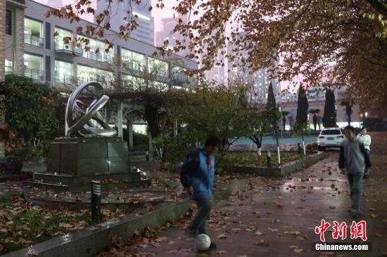 　　12月14日，余光中母校南京五中校园内。当日，著名诗人、作家余光中于台湾高雄病逝，享年89岁。中新社记者 泱波 摄