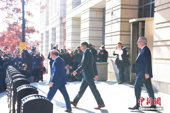 　　当地时间12月1日，美国总统特朗普前国家安全事务助理迈克尔·弗林（中）在华盛顿出庭并认罪，其罪名是在涉俄调查中向美国联邦调查局（FBI）作伪证。 中新社记者 刁海洋 摄