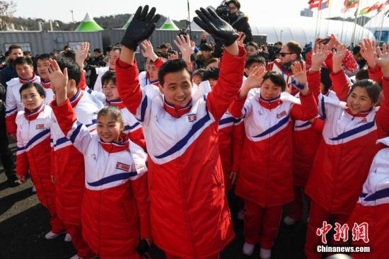 　　2月8日，朝鲜冬奥代表团在韩国江陵奥运村举行升旗仪式，吸引大批媒体关注。图为朝鲜运动员挥手致意。中新社记者 崔楠 摄