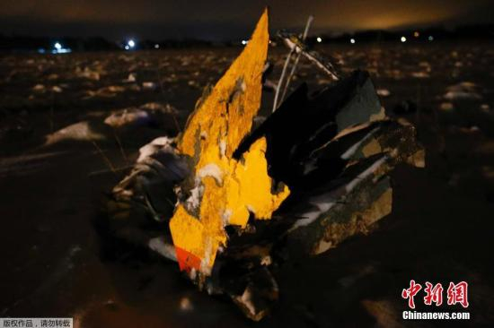 图为飞机残骸。