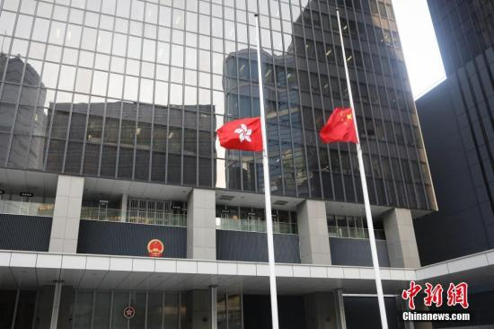 　　2月13日上午，香港特区政府总部为10日傍晚在新界大埔公路发生的巴士车祸死难者下半旗致哀，主要官员及行政会议成员也在行政会议开会前默哀一分钟。 中新社记者 谢光磊 摄