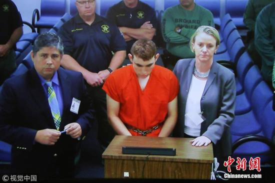 　　当地时间2018年2月15日，美国佛罗里达州劳德代尔堡，美国佛罗里达州校园枪击案嫌犯，19岁的尼古拉斯·克鲁兹（Nicolas Cruz）首次出庭。图片来源：视觉中国