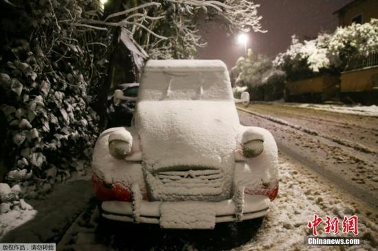 　　当地时间2月26日，意大利罗马迎来大雪。欧洲多个地区受来自俄罗斯西伯利亚的寒潮吹袭，气温骤降，这股寒潮在未来一星期将带来刺骨寒风和暴雪天气。罗马的学校因为下雪，被迫停课。