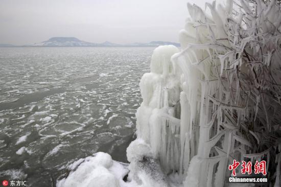 　　当地时间2月26日，匈牙利Fonyod，匈牙利遭遇极寒天气，当地巴拉顿湖湖畔现冰封景象。图片来源：东方IC 版权作品 请勿转载