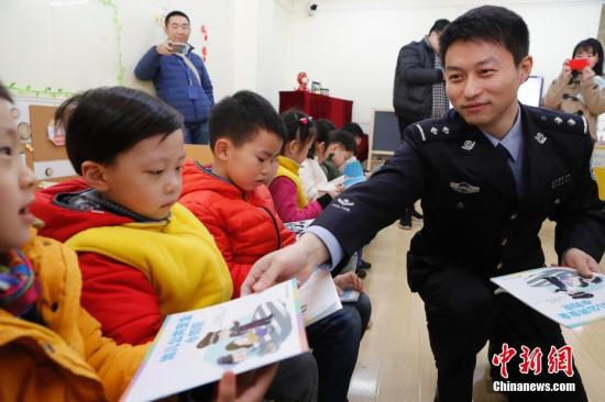 资料图：公共安全教育教学补充读本被发放到中小学和幼儿园。 中新社记者 殷立勤 摄