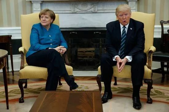 &nbsp;▲资料图片：3月19日，特朗普在白宫椭圆形办公室拒绝与到访的默克尔握手。