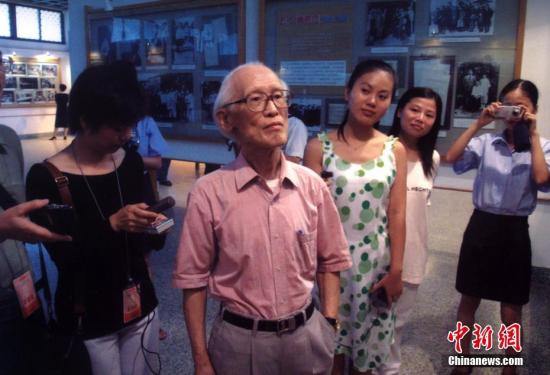 　　2003年9月10日，来福州参加“二零零三海峡诗会”的台湾著名诗人余光中先生一行三人，十日下午抵达福州，受到当地民众热烈欢迎。 中新社发 郑祚声 摄 图片来源：CNSPHOTO