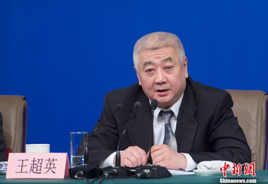 　　3月12日，十三届全国人大一次会议新闻中心在梅地亚中心多功能厅举行记者会，十二届全国人大内司委副主任委员王胜明、财经委副主任委员乌日图、教科文卫委副主任委员吴恒、环资委委员吕彩霞，全国人大常委会法工委副主任王超英、副主任许安标就“人大立法工作”相关问题回答记者提问。图为王超英。 中新社记者 李卿 摄