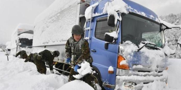 日本多地降大雪交通工具停运 领馆提醒出行安