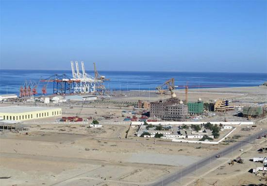  在一边荒野上建设起来的瓜达尔港（日经新闻 图）