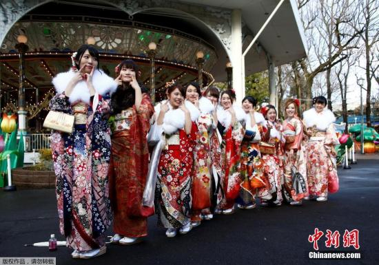 　　当地时间1月9日，日本年满20岁年轻人穿着和服参加“成年节”。据悉，每年1月的第二个星期一，日本年满20周岁的青年男女都要欢度“成人节”，庆祝自己成年。