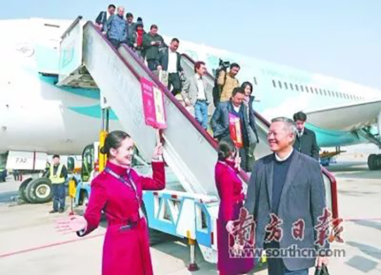 26日，首批28名住粤全国政协委员乘机抵达北京。 南方日报特派记者 李细华 摄