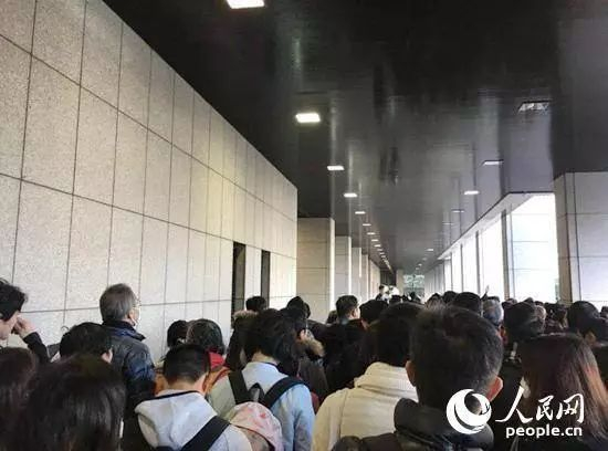 首日庭审时，在东京地方裁判所门外排队等待抽签的民众。（来源：人民网）