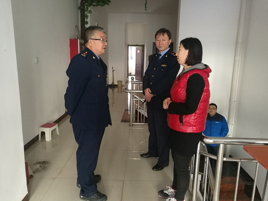 &nbsp;&nbsp;&nbsp;&nbsp;郝如翔与体验店老板谈话