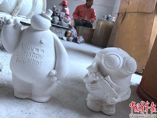 &nbsp;孙允兵的工厂里生产的“大白”与“小黄人”&nbsp;