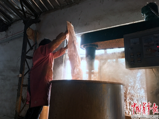 &nbsp;&nbsp;孙允兵的妻子将金粉倒入搅拌器&nbsp;