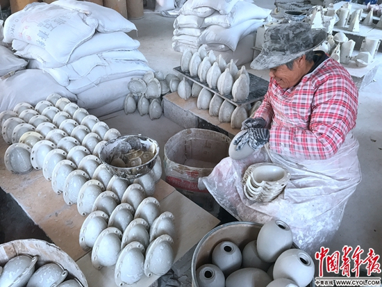 &nbsp;&nbsp;&nbsp;&nbsp;孙允兵厂中，一位年近70岁的老人正在忙于生产&nbsp;