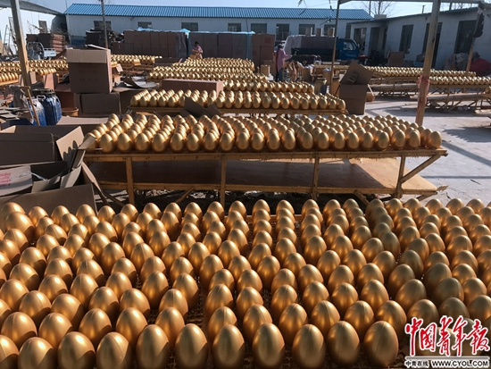 &nbsp;铺满工厂大院的金蛋在阳光下极为耀眼&nbsp;
