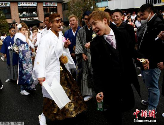 　　当地时间1月9日，日本年满20岁年轻人穿着和服参加“成年节”。据悉，每年1月的第二个星期一，日本年满20周岁的青年男女都要欢度“成人节”，庆祝自己成年。