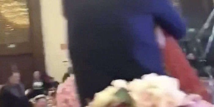 视频|公公强吻儿媳两家人现场斗殴公公跳楼?警