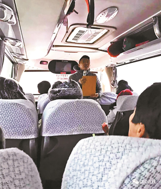 自称“李导”的导游姜某在带团路上。