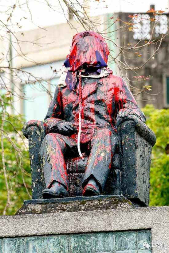 台湾宜兰孙中山铜像2016年被泼红漆