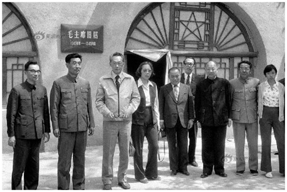 李光耀（左三）1976年5月访问延安。