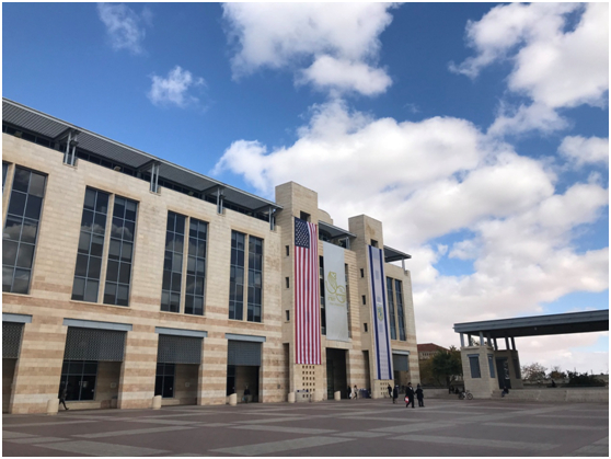 12月7日，耶路撒冷市政厅前罕见地悬挂美国国旗。纪双城摄