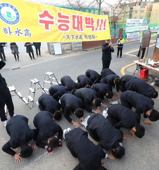 高一高二学生跪地磕头，祈祷前辈考试顺利