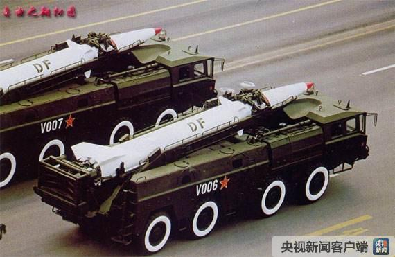  参加国庆50周年大阅兵的东风系列战术地地导弹