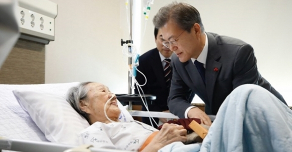 4日，文在寅前往医院探望“慰安妇”老奶奶