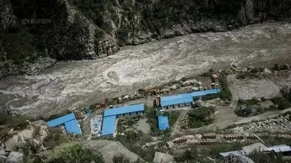 大渡河边的矿场，图片来源：新浪